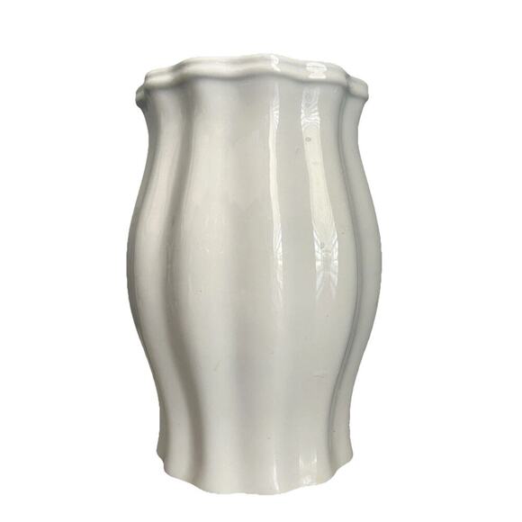 9 1/4” Tall White Vase Vintage WCL Scalloped Home Decor Table Centerpiece Entry - Picture 13 of 16